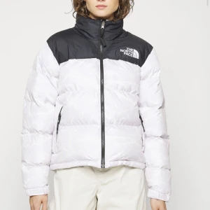 The north face helt ny - Hej säljer denna jackan köpt på zalando för 3745kr men den var för stor för mig och kan inte lämna tillbaka så behöver sälja den . Kvitto finns och pris kan diskuteras! ❤️