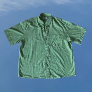 MELKA SKJORTA - Oversized grön MELKA skjorta. Toppen skick!