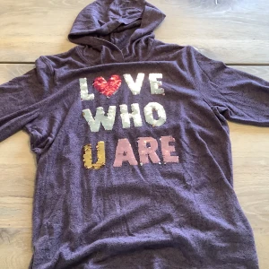 Hoodie  - Helt oanvänd hoodie, nyskick och är från Lindex. Man kan dra paljetterna åt olika håll och på så sätt ändrar texten färg. Storlek 158/164.