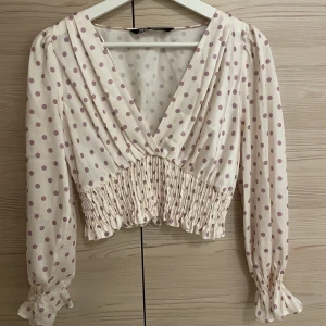 Pricking blus - Vit blus med rosa prickar. Från Zara. Säljs i utmärkt skick! Använd fåtal gånger.