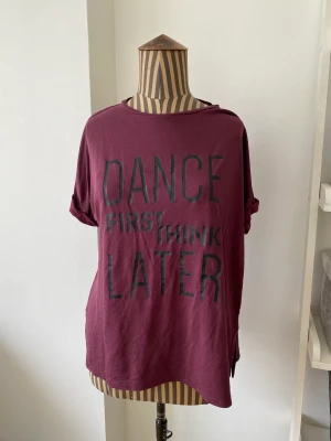 Skön topp med text - Jätteskön oversize topp med texten ”Dance first think later”.