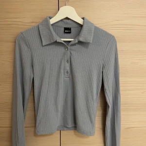 Mjuk skjorta - Blå, ribbad skjorta i mjukt material. Utmärkt skick. Från Gina Tricot