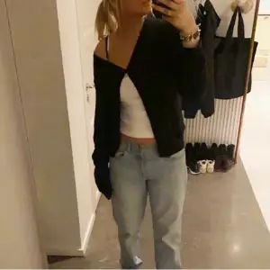 Säljer dessa ljusblåa jeans från zara. Storlek 38 ❤️‍🔥orginal pris 600 säljer för 190 plus frakt ❤️