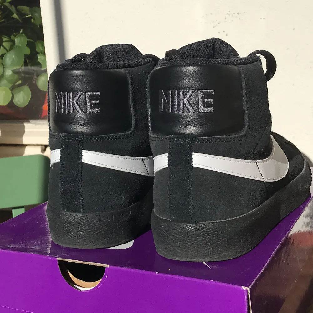 Fina Nike sb blazers som knappt är använda. Skick 9/10  Säljer pga att de är för små.  Har kvitto och original låda. Kan mötas i malmö annars står köparen för frakten. :). Skor.
