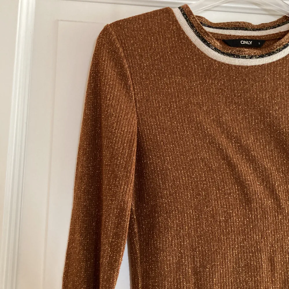 En vardaglig och festlig brunglittrig tröja med inslag av guld🌟Från Only. Fint skick! Storlek S. . Tröjor & Koftor.