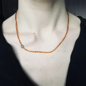 Elastiskt pärlhalsband  - Elastiskt pärlhalsband 