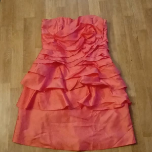 Inspererad Barbie klänning 💕 - En rosa klänning med lite inspiration av barbie superfin klänning med en ros liknelse på framsidan inga skador nästan som ny skönt material 