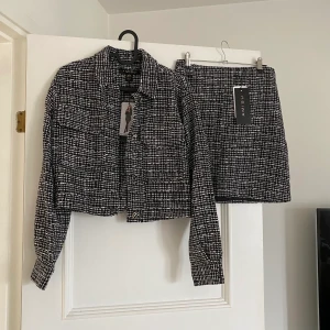 Set med jacka och kjol  - Snyggt set, aldrig använt! Storlek S. 