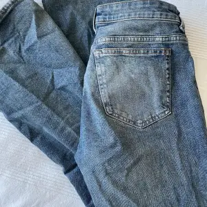 Utsvängda snygga jeans köpte på hm, insydda i midjan då de är en storlek 40 men passar mig som har 36! Skriv för frågor eller bilder (: