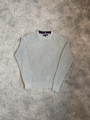 Tommy Hilfiger tröja - Stickad Tommy Hilfiger tröja i storlek XS. Tröjan är i fint skick, använd sparsamt. Tveka inte att höra av dig vid frågor! 