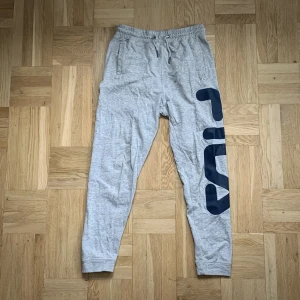 Fila Gråa Mjukisbyxor - Säljer då de är för små Byxorna är i bra skick W19