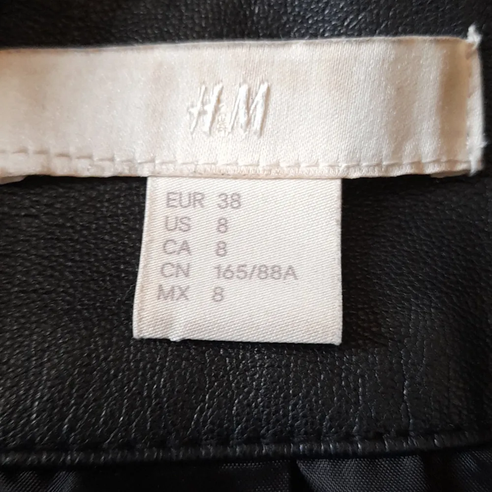 Från H&M  Använd ganska mycket men i bra skick . Jackor.