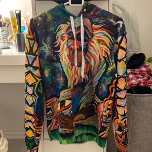 Cool hoddie  - Hoddie från zootop bear i strl M. Den har en stor ficka över magen, vita snören o luva. Skitcool men kommer ej till användning. 85kr+frakt 