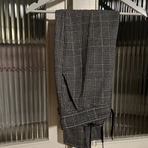 Stretchiga kostymbyxor - Oanvända stretchiga kostymbyxor. Säljes då de är för små för mig. St 31. OBS: kläderna är skrynkliga då de legat nerpackade