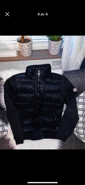 . - Mocler 2500 Canada hopar 2000 Hugo boss 1000