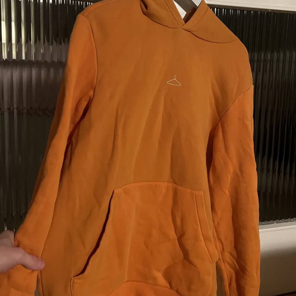 Orange hoodie från märket holzweiler. Använd men i gott skick. St M. Nypris: 1800:- OBS: kläderna är skrynkliga då de legat nerpackade.. Hoodies.
