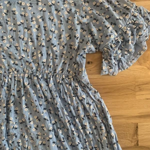 Kortklänning/tunika  - Jätte fin kort klänning eller tunika. Blåfärg med blommor. Storlek M. Den har inga defekter 💙
