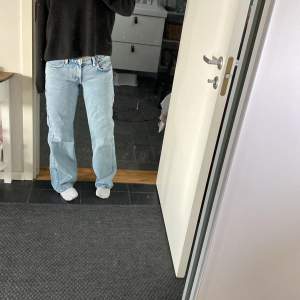 Lågmidjade jeans från Weekday i jätte bra skick och nästan helt oanvända. Säljer då dom inte kommer till användning🫶🏼