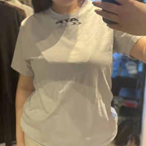 Tshirt - Vit Tshirt köpt på carlings, anständig fåtal gånger så inga fläckar