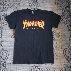 Klassisk Thrasher T-shirt  - Svart thrasher flame logo T-shirt. Använd någolunda mkt, säljs för inte min stil längre. 8/10 cond