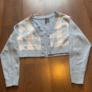 Blå kofta - Jag säljer en blå rutig kofta. Säljer denna för hade ingen andvändning för och lite för stor på mig. Ny tvättad💙💙