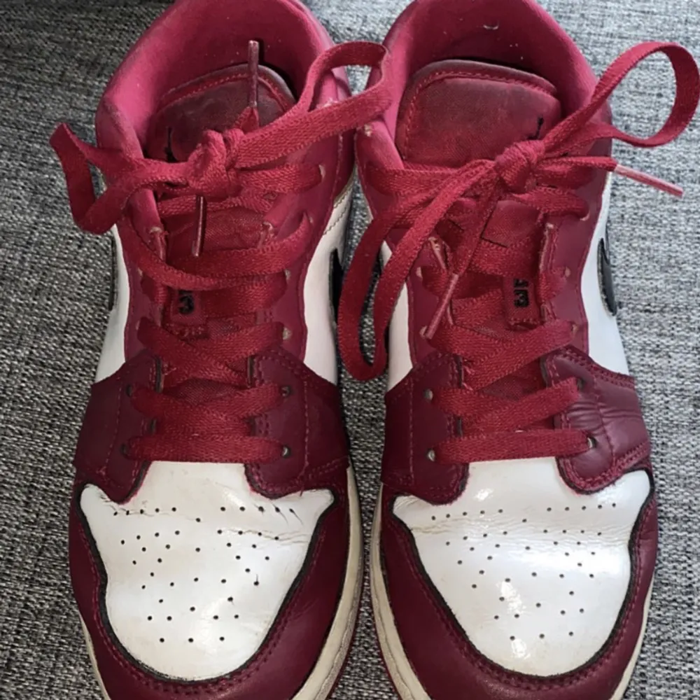 Säjer dessa Jordan air 1 low red i storlek 38,5! säljer pågrund av att dom är för små. Har inte använd så många gånger💕 pris kan diskuteras! . Skor.