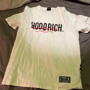 Hoodrich T-shirt till ett mycket bra pris! - Säljer denna t-shirt till ett mycket bra pris till skillnad från nypriset som låg på 450kr. Tröjan är i väldigt bra skick och används sällan, storlek L