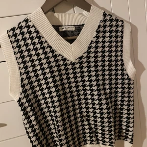 Stickad väst - Använd fåtal gånger!🌟 Sälj då den inte kommer till användning. 99kr+frakt! 