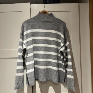 stickad tröja chiquelle 🙏🏼 - knappt använd, men använda inte alls lika mycket som jag förväntade mig! så fin dock! 🤍 frakt tillkommer! nypris 599kr