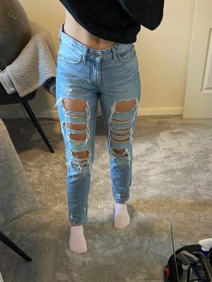 Priset är förhandlingsbart. Blåa ”boyfriend low waist” jeans från H&M. Storlek 34. Super snygga och sköna. Säljs för att de är för små. Frakten betalar köparen själv.