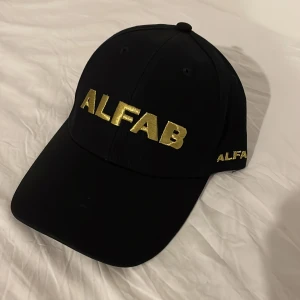 Alfab keps  - Helt oanvänd keps från Alfab💗Säljer även en Alfab mössa och väst som finns att hitta i min profil!