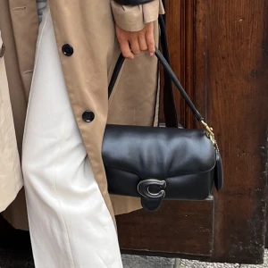 Coach väska  - Shoulder bag Tabby från coach. Nypris 6250:-  Använd men i fint skick🖤 Höjd - 15 cm Längd - 26 cm Vidd - 8 cm  Handtag - 18 cm 