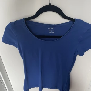 snygg tshirt  - snygg blå t-shirt !! passar till typ allt!