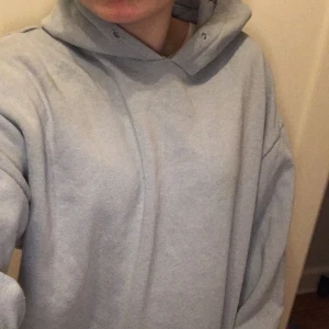 Hoodie  - En jätte fin och skön hoodie i färgen baby blå 💙🤍 använd….
