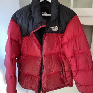 The north face - Storlek M, finns ett lagat hål. Annars bra skick, skulle behövas en tvätt 