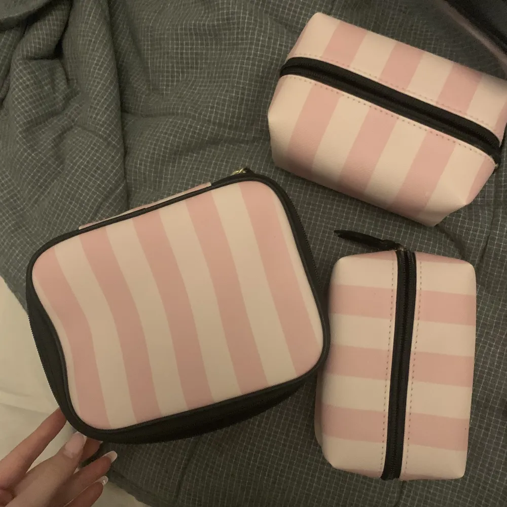 så fin necessär / smink-väska. kommer tyvärr inte till användning men den får plats med allt och är så bra till när man ska resa och sånt, väldigt fint skick 💖 nypris: ca. 650 kr, säljer för 300 😽pris kan diskuteras vid snabb affär 😻. Laukut & Käsilaukut.