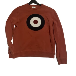 Ben Sherman Sweatshirt - Säljer denna fina men använda Ben Sherman tröjan i storlek S. Den är i fint skick utan fläckar osv.  Köptes på Barkaby i stockholm för 699 kr! ”Måltalvan” är i ett speciellt matrial som ni kan se på bild nr 2, det är alltså inte ett tryckt motiv (:
