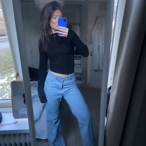 Jeans - Ursnygga jeans från HM som jag valt att ha lågmidjat eller med uppvikt kant, sjukt snygga! Strl 38 men sitter snyggt på mig som är 36/34!🙌🏼 100kr+frakt!