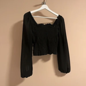 Boohoo  - En festlig tröja/långärmad topp från Boohoo med mesh ärmar. Använd 1 gång endast. Nypris var 350 kr, säljs för 120 kr. 