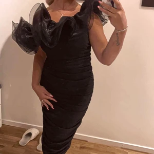 Festklänning  - Använd några timmar!  Nyskick på klänningen! 