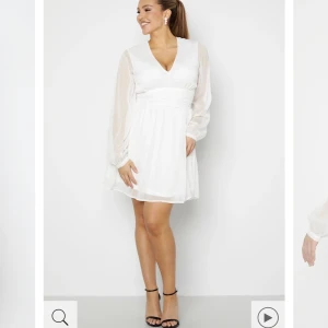 Säljer nu denna snygga vita kortklänningen🫶🏼 - Säljer nu min snygga klänning ifrån bubbelroom, den är i nyskick. Storlek 34. 