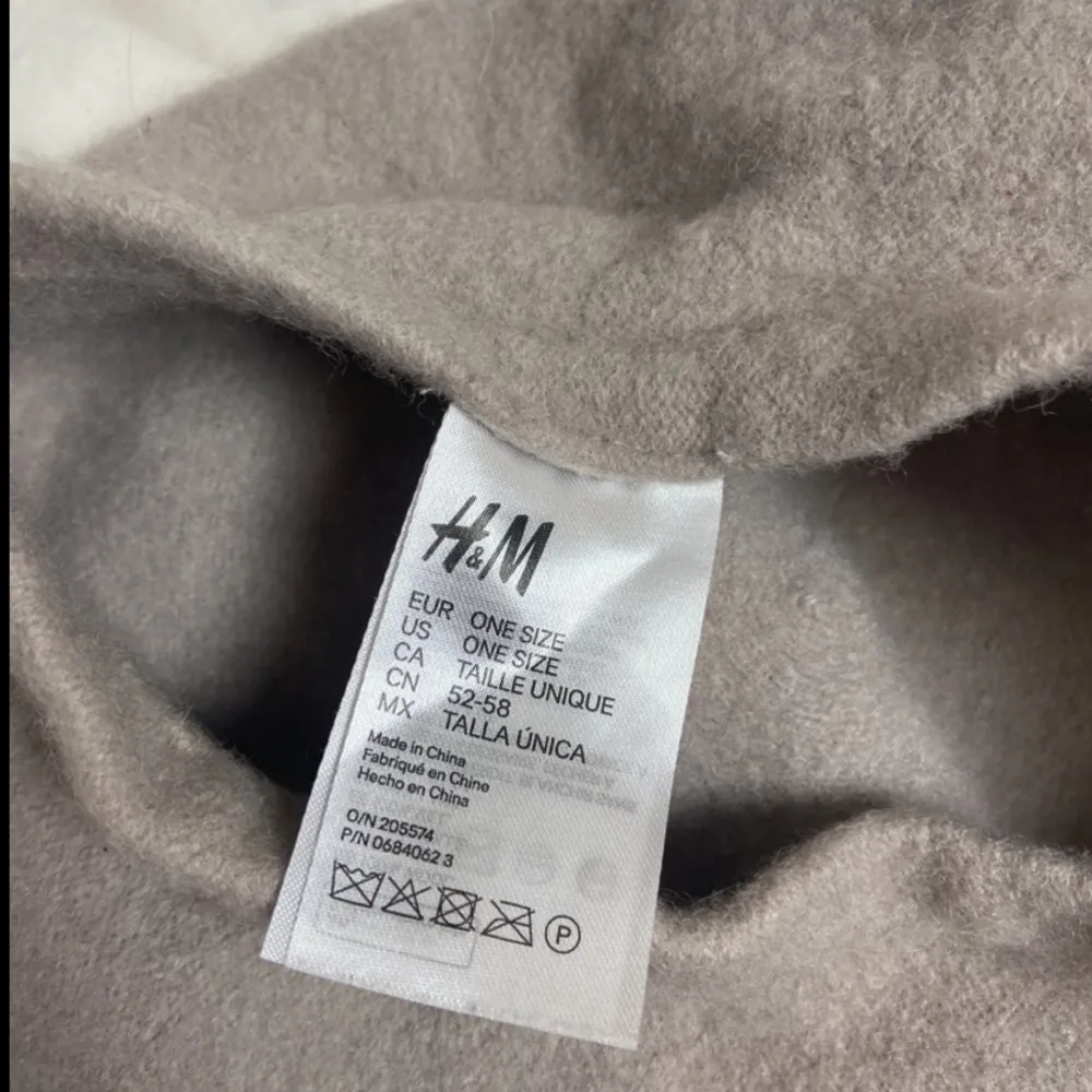 Basker från h&m, grå beige färg🤍. Accessoarer.