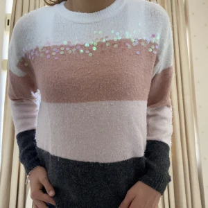 Stickad med paljetter - Superfinnn!! Strl 158/164 men skulle säga att det är en Xs och passar både längre och kortare <3