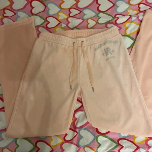 Mjukis byxor  - Söta rosa mjukis byxor! Så sköna men har tyvärr vuxit ur dem. Dem är lite korta på mig som är 170. Dem är lite straight leg men samtidigt lite utsvängda. Hör av dig vid fler frågor!<3