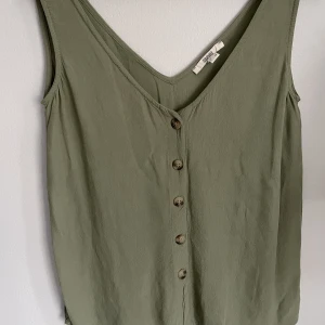 Linnetopp - Jättefin oliv/khakigrön topp från Esprit💚🤎