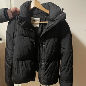 Puffer jacka från Zara - Säljer denna snygga puffer jackan från zara för 200kr pga ingen användning 