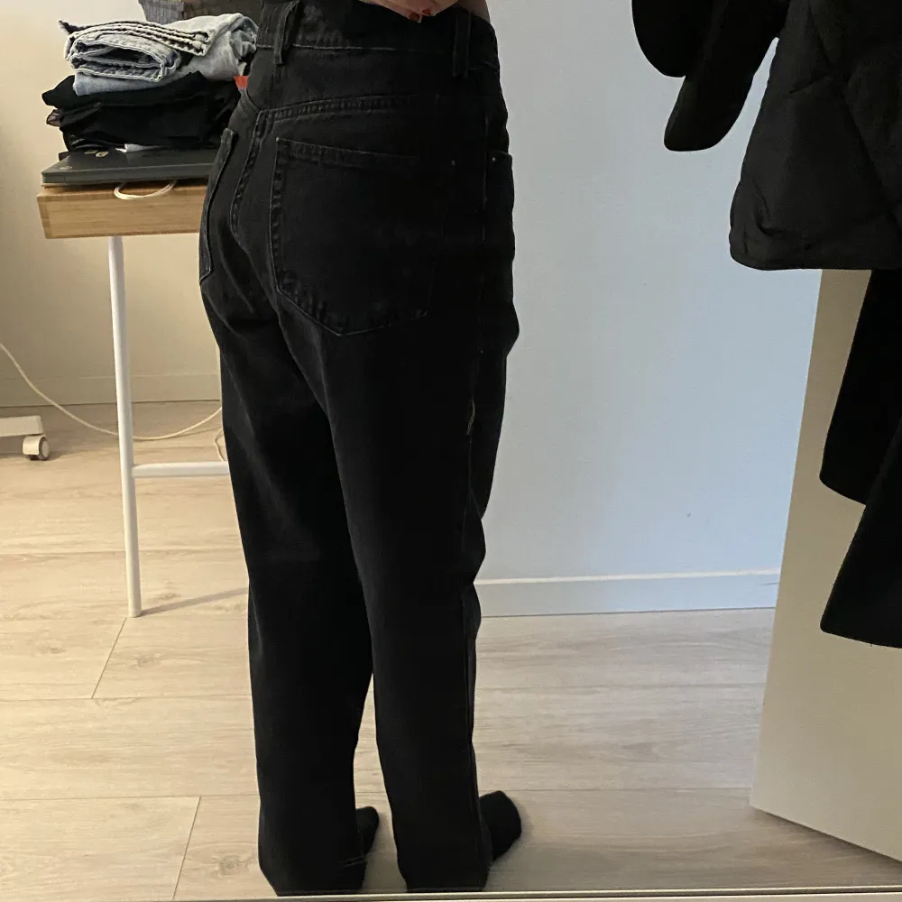 Säljer dessa jeansen från Weekday i modellen Rowe. De är för stora på mig så har iprincip aldrig använt, dvs är dem mycket bra skick. Frakt tillkommer 🫶🏼 hör av er vid frågor eller fler bilder 😊💕. Jeans & Byxor.