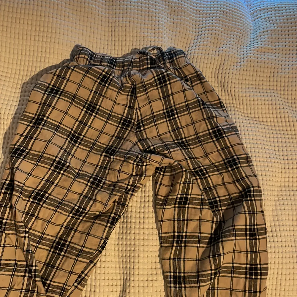 säljer dessa mysiga pyjamasbyxorna då de aldrig används. De är i storlek M men jag använder oftast xs och s:) Kontakta för flera bilder. Jeans & Byxor.