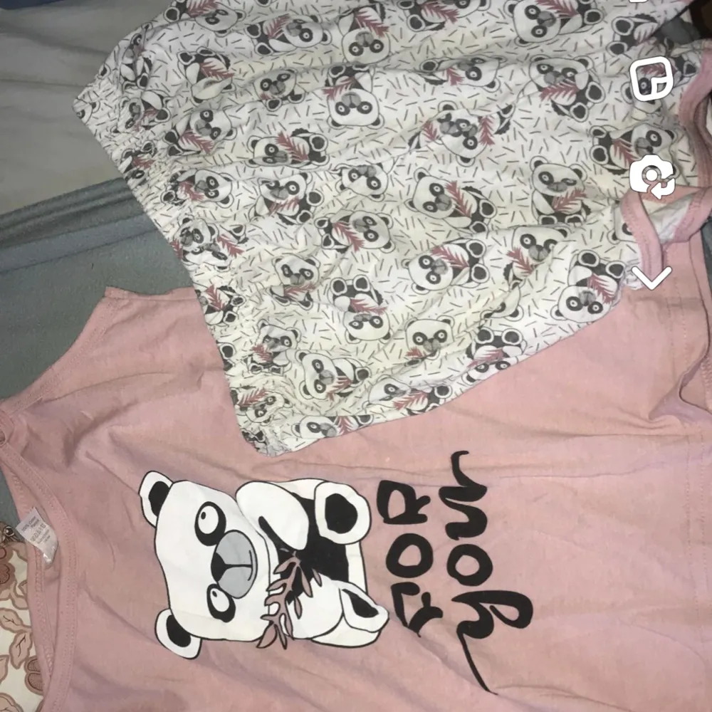 Det är ett rosa linne med en panda på där det står ”for you” med shorts som är vita och små pandor på. Passar perfekt till om man ofta är varm när man sover och till sommaren. Shorts.