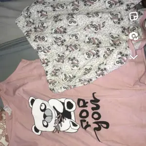 Det är ett rosa linne med en panda på där det står ”for you” med shorts som är vita och små pandor på. Passar perfekt till om man ofta är varm när man sover och till sommaren